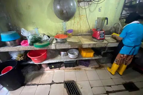 DAPUR KOTOR: Antara kesalahan lain yang dikesan Dewan Bandaraya Kuala Lumpur (DBKL) ialah lantai dan dinding di ruang dapur kotor dan berdaki hitam.