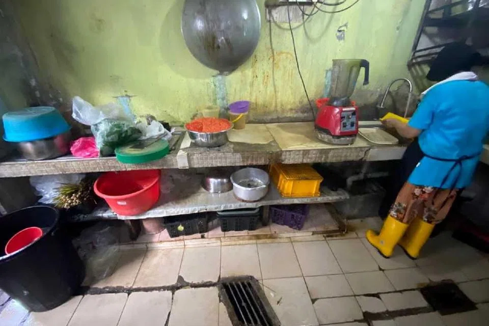 DAPUR KOTOR: Antara kesalahan lain yang dikesan Dewan Bandaraya Kuala Lumpur (DBKL) ialah lantai dan dinding di ruang dapur kotor dan berdaki hitam.