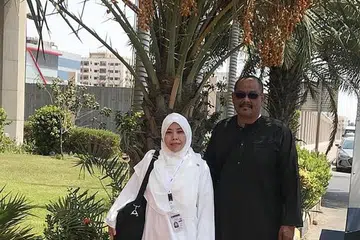 SATU TUJUAN: Encik Asman Ramli dan isterinya, Cik Norlaili Ali bergambar bersama semasa menunaikan haji. - Foto ihsan ASMAN RAMLI