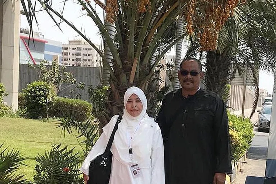 SATU TUJUAN: Encik Asman Ramli dan isterinya, Cik Norlaili Ali bergambar bersama semasa menunaikan haji. - Foto ihsan ASMAN RAMLI