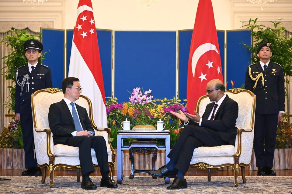 KEKALKAN HUBUNGAN ERAT: Naib Presiden China, Encik Han Zheng (kiri) bertemu Presiden Tharman Shanmugaratnam di Istana pada Rabu. Mereka mengalu-alukan hubungan erat yang terjalin lama antara Singapura dengan China.