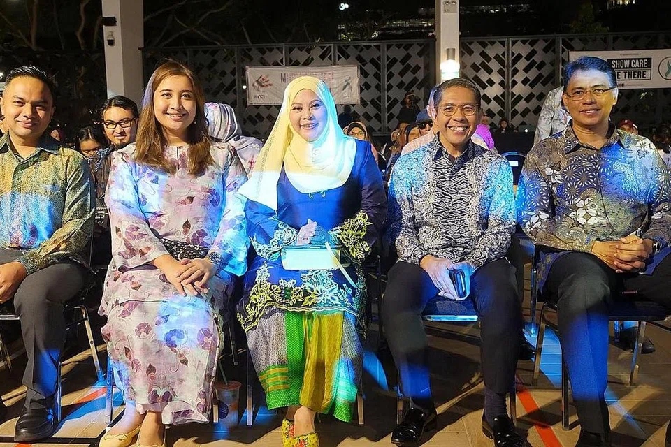 TETAMU TERHORMAT: Tetamu yang hadir termasuk Menteri di Pejabat Perdana Menteri, Dr Mohamad Maliki Osman (dua dari kanan); Anggota Parlimen GRC Ang Mo Kio, Cik Nadia Samdin (dua dari kiri) dan Ketua Eksekutif Majlis Ugama Islam Singapura (Muis), Encik Kadir Maideen (kanan).