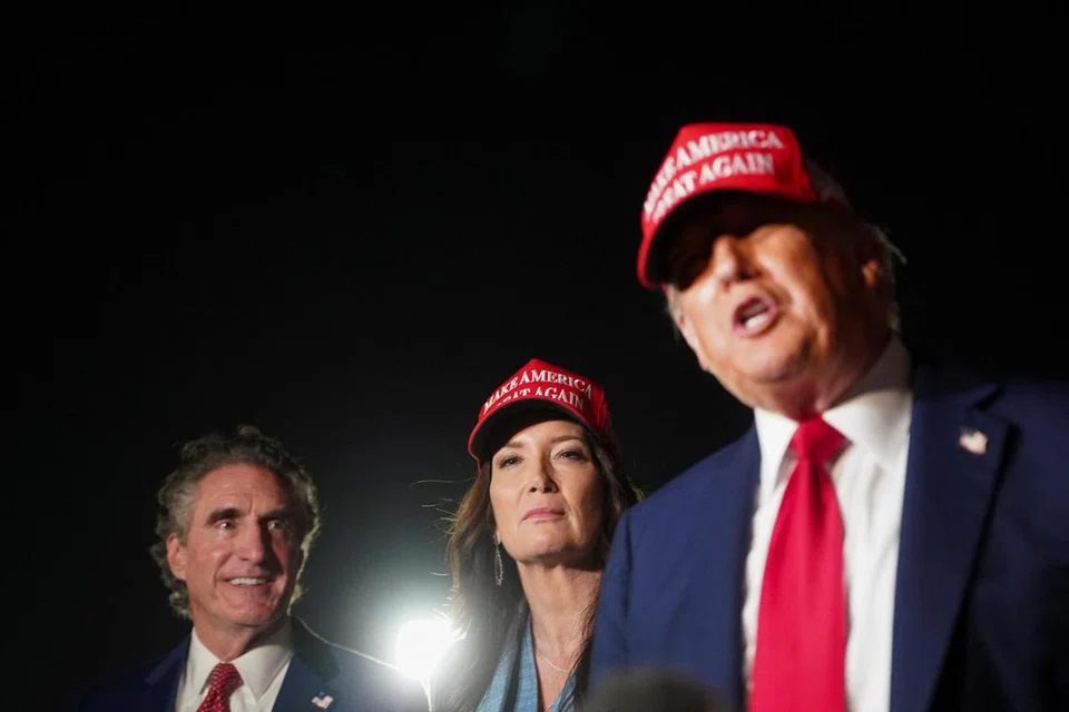Presiden Amerika Syarikat, Donald Trump, berdiri bersama Setiausaha Pertanian Brooke Rollins dan Setiausaha Dalam Negeri A.S. Doug Burgum sejurus tiba di Pangkalan Bersama Andrews selepas lawatan ke Iowa, di Pangkalan Bersama Andrews, Maryland, Amerika Syarikat, 4 Julai 2025. 
 