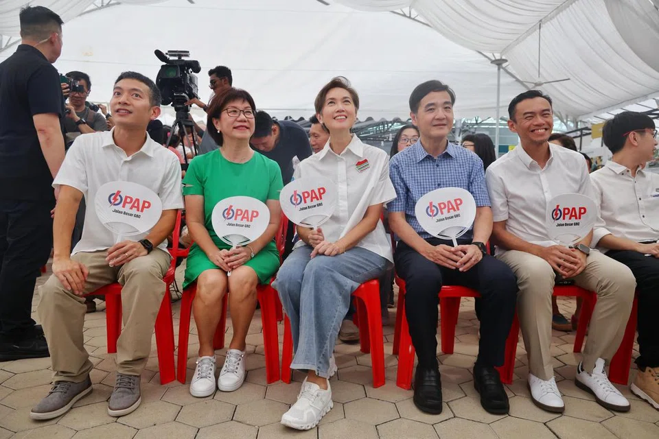 (Dari kiri) Encik Shawn Loh, Cik Denise Phua, Cik Josephine Teo, Encik Heng Chee How dan Encik Wan Rizal mendekati penduduk sempena acara pelan induk lima tahun untuk GRC Jalan Besar yang berlangsung di kejiranan Boon Keng pada 6 April 2025.