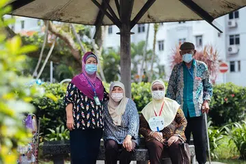 SELAMAT TINGGAL TANGLIN HALT: Penduduk Tanglin Halt (dari kiri) Cik Ponya Wajiman, Cik Zaiton Piran, Cik Banon Abu Hassan, dan Encik Mohamad Dullah. - Foto BM oleh HARITH MUSTAFFA
