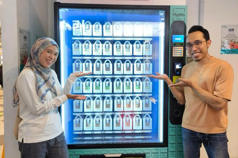 Cik Eka Rohmini Suli Rojis (kiri) dan suami, Encik Muhammad Rauf Razali, mengusahakan perniagaan manisan Italy, Panna Cotta by Rohmini, menerusi mesin layan diri di pusat beli-belah, Sengkang Grand Mall.