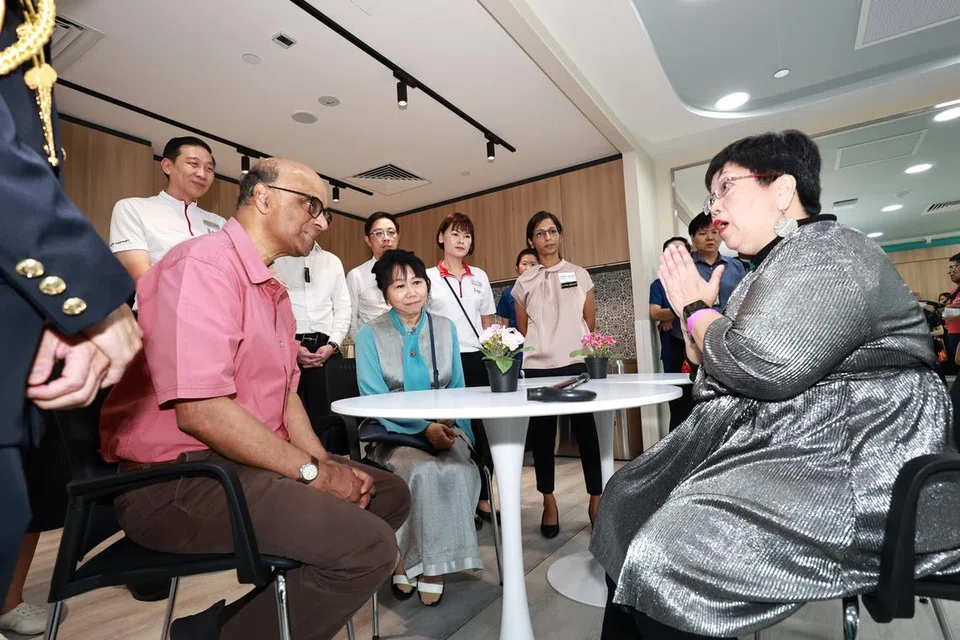 Presiden Tharman Shanmugaratnam (kiri), yang diiringi Puan Jane Ittogi (duduk bersebelahannya), sedang mendengar pengalaman pemandiri barah, Cik Wendy Tan (kanan) semasa pembukaan Pusat Pemulihan Pusat Barah Nasional Singapura - Persatuan Barah Singapura (NCCS-SCS) pada 1 Jun.