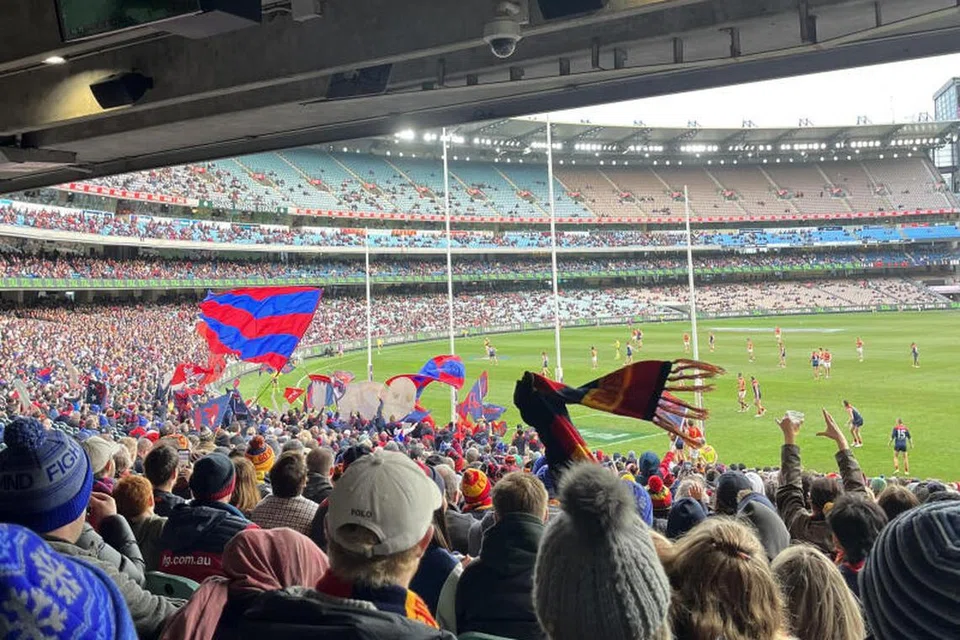 SANGGUP ‘TURUN PADANG’: Perlawanan bola sepak kontak tempatan, Liga Bola Sepak Australia, antara Melbourne Demons dan Adelaide Crows di Melbourne Cricket Ground menarik lebih 33,000 penonton pada Sabtu petang. 