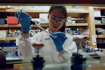 KAJIAN MAKMAL: Seorang penyelidik di makmal Sekolah Perubatan Duke-NUS cuba mencipta cara mengesan perubahan baka menerusi ujian pantas vaksin ke atas Covid-19 di Singapura. - Foto REUTERS