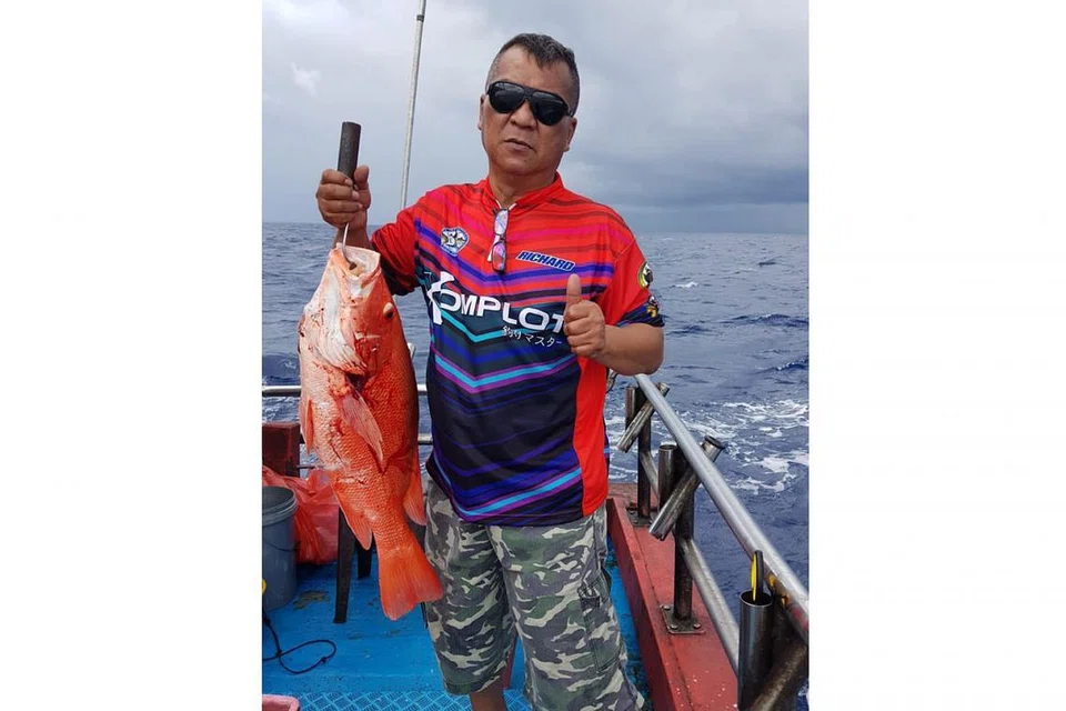 PUAS HATI: Encik Nordin Abdullah dengan seekor ikan besar yang berjaya dipancingnya ketika di Kuching, Sarawak, pada Oktober lalu.