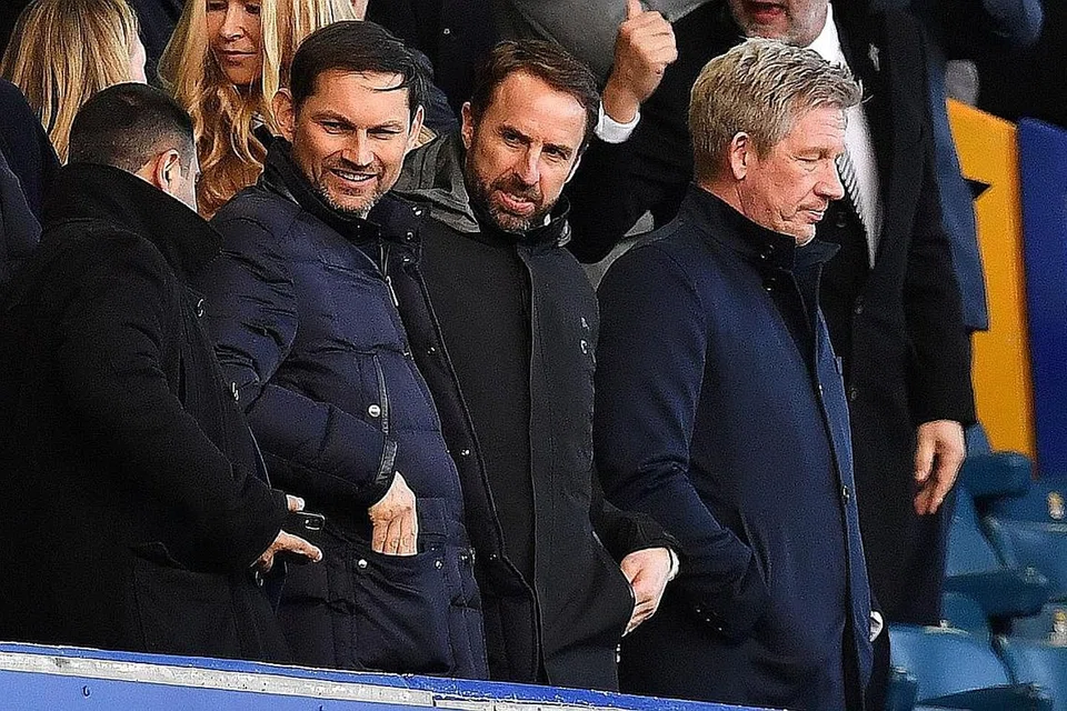 DIRUNDUNG MASALAH: Gareth Southgate (tengah) di Goodison Park menonton perlawanan antara Everton dan Manchester United Ahad lalu. - Foto AFP