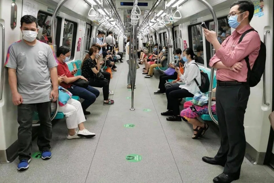 LINDUNGI DIRI: Penguasa Pengangkutan Darat (LTA) menyatakan orang ramai perlu memakai pelitup selepas tempoh 'pemutus litar' semasa menggunakan pengangkutan awam. 