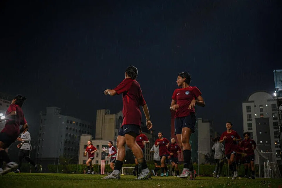 GIGIH: Tidak kira panas terik atau hujan lebat, pasukan Singa wanita meneruskan latihan mereka seperti biasa.
