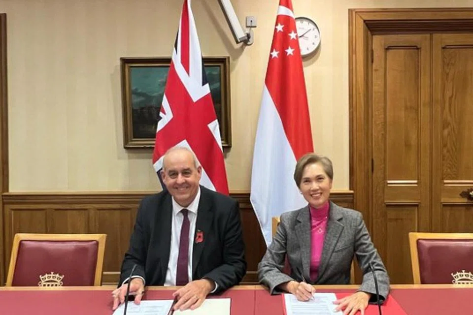 Menteri Negara di Pejabat Ehwal Dalam Negeri Britain, Encik David George Hanson; dan Menteri Penerangan dan Pembangunan Digital merangkap Menteri Kedua Ehwal Dalam Negeri, Cik Josephine Teo, menandatangani memorandum persefahaman (MOU) keselamatan dalam satu majlis di bangunan House of Lords, London, pada 6 November.