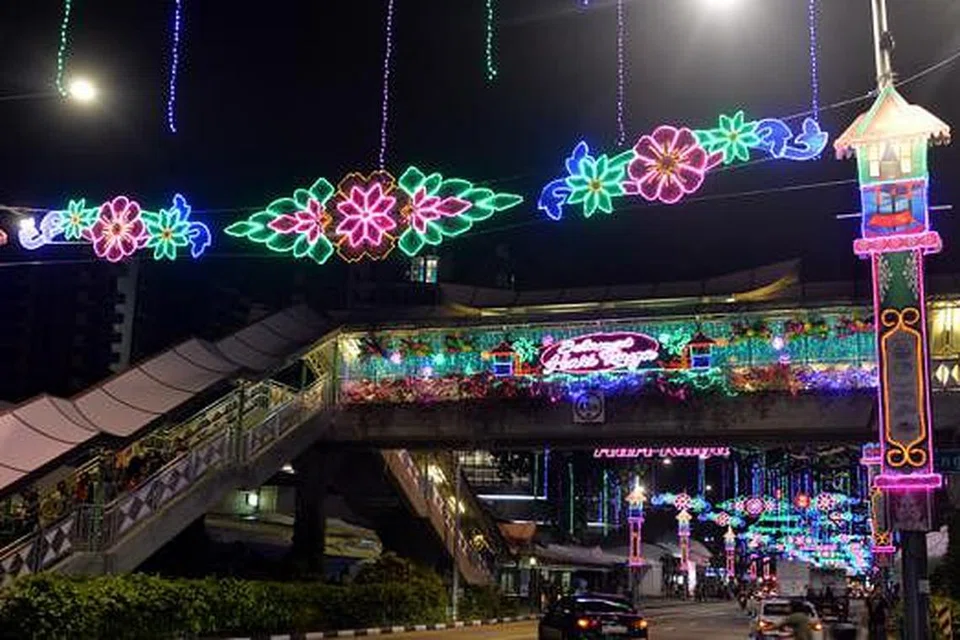 BERWARNA-WARNI: Bertemakan 'Menghidupkan Semula Zaman Kampung', lampu Hari Raya tahun ini menonjolkan semangat masyarakat kampung dan keunikan Hari Raya warga Singapura sedang negara ini menyambut ulang tahun yang ke-50 tahun ini. 