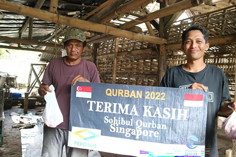PELUANG LAKUKAN IBADAT KORBAN: Antara dua penerima daging korban semasa di pekarangan penyembelihan kambing, di Malang, Jawa Timur, Indonesia, yang dikendalikan oleh Yayasan Peduli Umat Malang (Puma). 