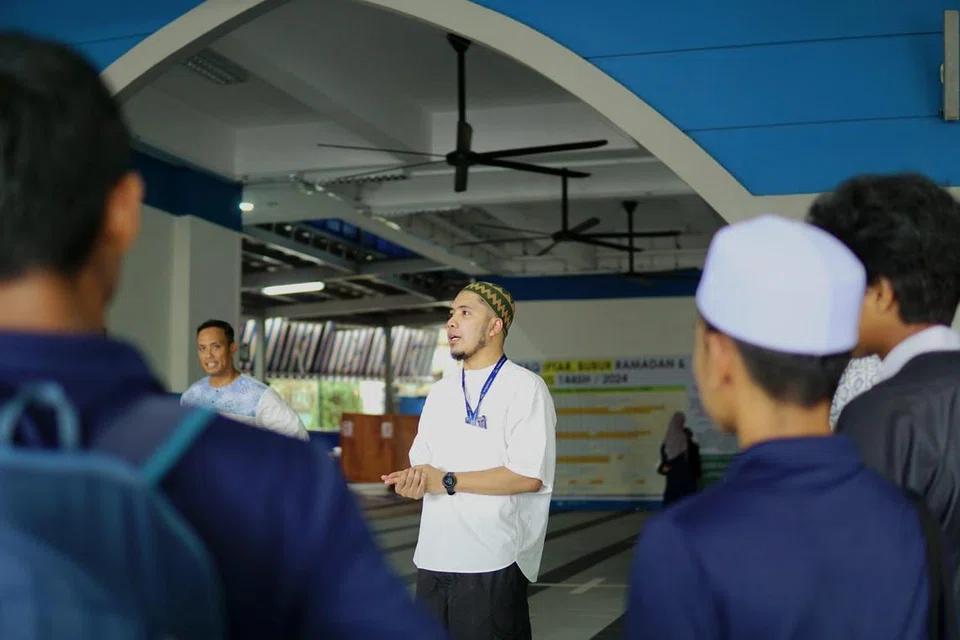Selain bergelar Ketua Sosial dan Penglibatan Masyarakat Masjid Al-Istighfar, Ustaz Raja Lutfil Hadi Raja Muzaffar (berbaju putih), turut berkhidmat sebagai pembimbing di satu-satunya kelab bahas bahasa Arab yang ditubuhkan pada 2023 di Singapura iaitu MunazarahSG. 