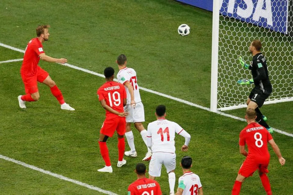 GOL KEDUA: Pemain England, Harry Kane, menjaringkan gol kedua pasukannya dalam perlawanan antara Tunisia dengan England di Volgograd Arena di Volgograd, Russia.