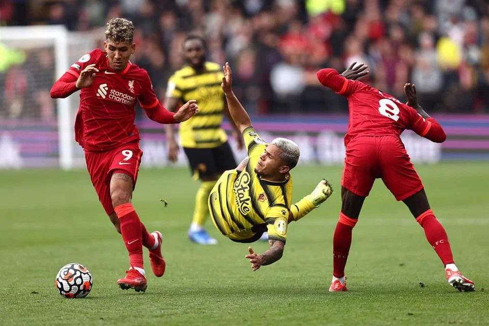  MAHU TERUSKAN 'FORM' CEMERLANG: Tunggak midfield yang juga sering menjaringkan gol-gol pasukannya, Roberto Firmino (kiri), pastinya bersemangat meneruskan permulaan baik Liverpool apabila bertandang di Old Trafford. - Foto REUTERS