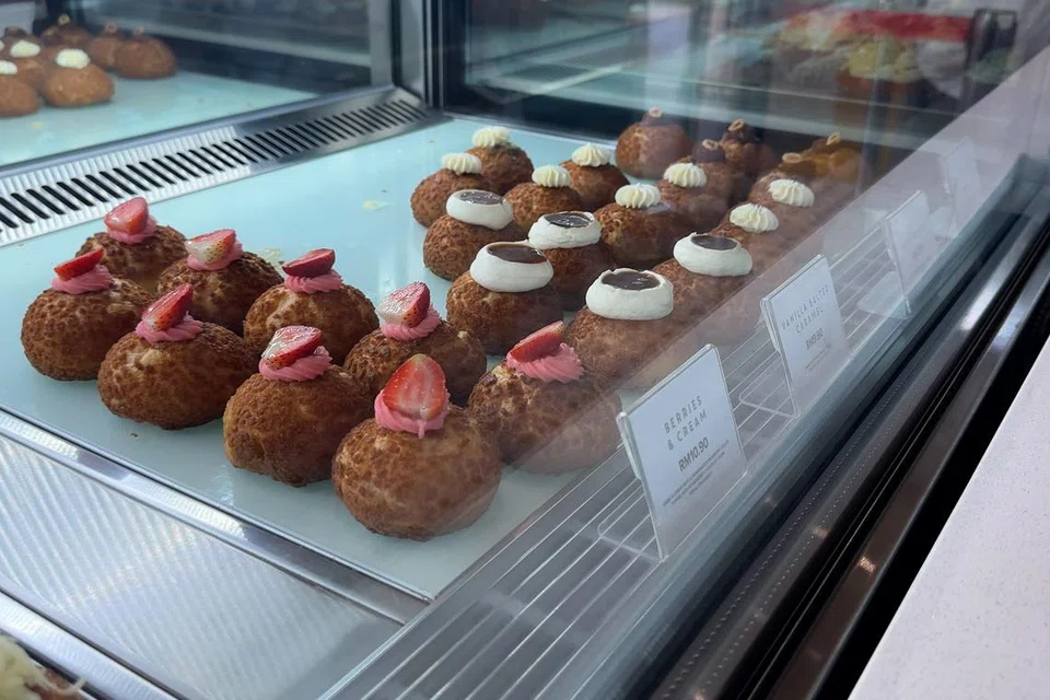 Jenama bakerinya ‘Boms & Buns’ yang terkenal dengan ‘choux cold puffs’. 