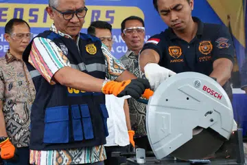 Pegawai kastam Indonesia memusnahkan iPhone 16 Pro Max yang diseludup bersama puluhan telefon dan tablet Apple lain di pejabat kastam Lapangan Terbang Antarabangsa Soekarno–Hatta pada 29 November. 