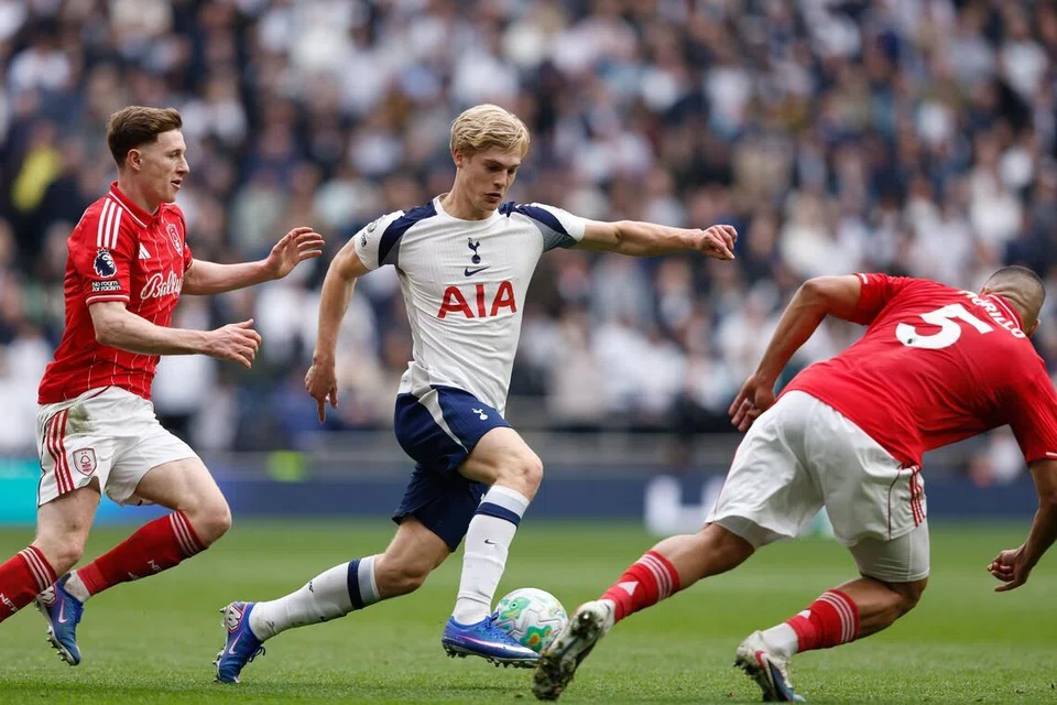 Pemain Tottenham Hotspur, Lucas Bergvall (tengah), berlari menggelecek bola daripada kawalan dua pemain Nottingham Forest dalam pertemuan pada 22 Mac. Yang menariknya, pemain Forest merekod larian sekitar 5 kilometer kurang berbanding pemain Spurs tetapi tetap mencatat kemenangan 3-0 dalam pertemuan itu.