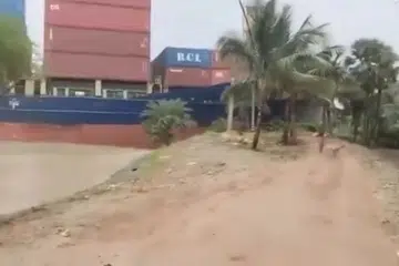 Sebuah video kejadian yang dimuat naik di media sosial pada 12 Ogos menunjukkan kapal yang sarat dengan kontena bergerak terus ke arah tebing sungai sebelum melanggar benteng.