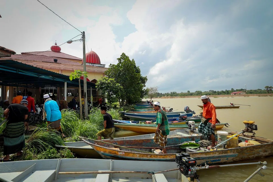 
TUNAI KEWAJIPAN: Walaupun dilanda banjir, ia bukan halangan buat penduduk Kampung Kubang Sawa di Tumpat, Kelantan, ke masjid untuk menunaikan solat Jumaat pada 29 Disember. Mereka menggunakan bot untuk bergerak ke Masjid Ittihadi dari kediaman masing-masing. 