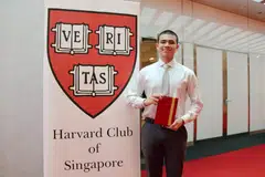 Encik Umar Abdillah Shah Mohamed Adam adalah antara 24 pelajar yang menerima anugerah Hadiah Buku Harvard (Singapura) bagi tahun 2023/24 di DBS Auditorium, pada 22 Jun.