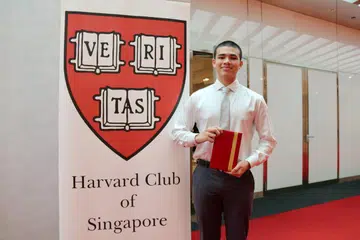 Encik Umar Abdillah Shah Mohamed Adam adalah antara 24 pelajar yang menerima anugerah Hadiah Buku Harvard (Singapura) bagi tahun 2023/24 di DBS Auditorium, pada 22 Jun.