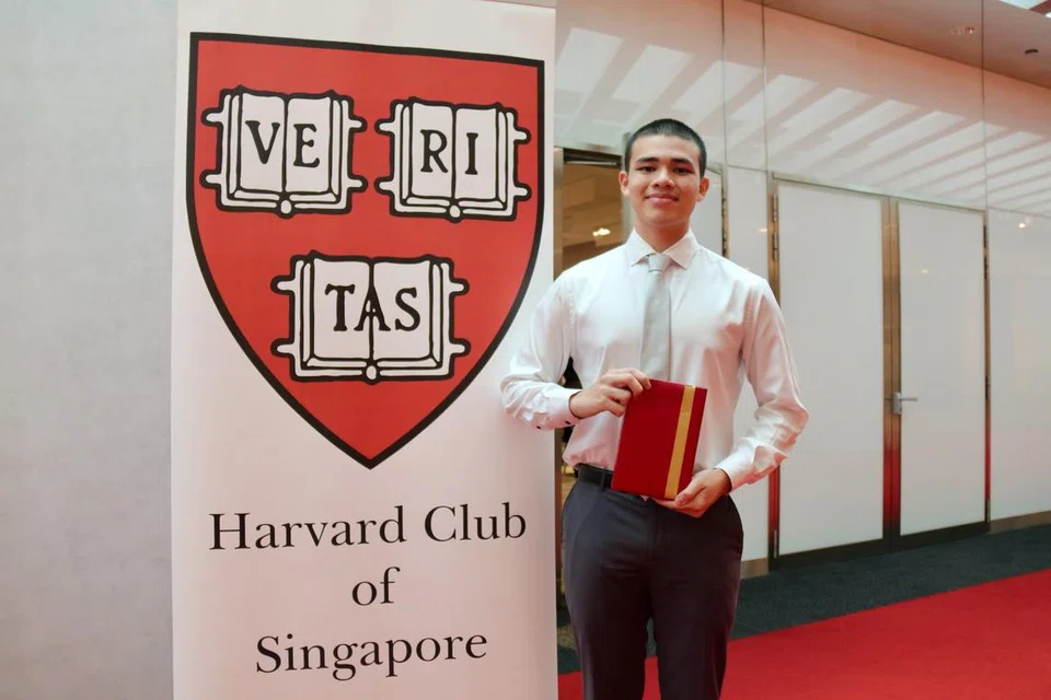 Encik Umar Abdillah Shah Mohamed Adam adalah antara 24 pelajar yang menerima anugerah Hadiah Buku Harvard (Singapura) bagi tahun 2023/24 di DBS Auditorium, pada 22 Jun.