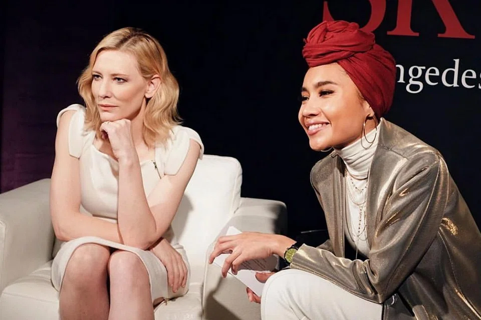 WAWANCARA BINTANG PUJAAN: Yuna (kanan) berpeluang mewawancara pelakon berkarisma, Cate Blanchett, yang memiliki aura luar biasa, tegas dan tidak mengejar glamor. - Foto INSTAGRAM YUNA CIK HILLARY CLINTON: Disenangi Yuna kerana keberaniannya bersaing di arena politik yang dikuasai lelaki. - Foto AFP