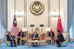 Yang di-Pertuan Agong Malaysia, Sultan Ibrahim (tengah), menerima kunjungan Perdana Menteri China, Encik Li Qiang (kiri sekali), di Istana Negara, Kuala Lumpur, pada 19 Jun, sempena lawatan rasmi pemimpin itu ke Malaysia selama tiga hari bermula 18 Jun.