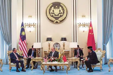 Yang di-Pertuan Agong Malaysia, Sultan Ibrahim (tengah), menerima kunjungan Perdana Menteri China, Encik Li Qiang (kiri sekali), di Istana Negara, Kuala Lumpur, pada 19 Jun, sempena lawatan rasmi pemimpin itu ke Malaysia selama tiga hari bermula 18 Jun.