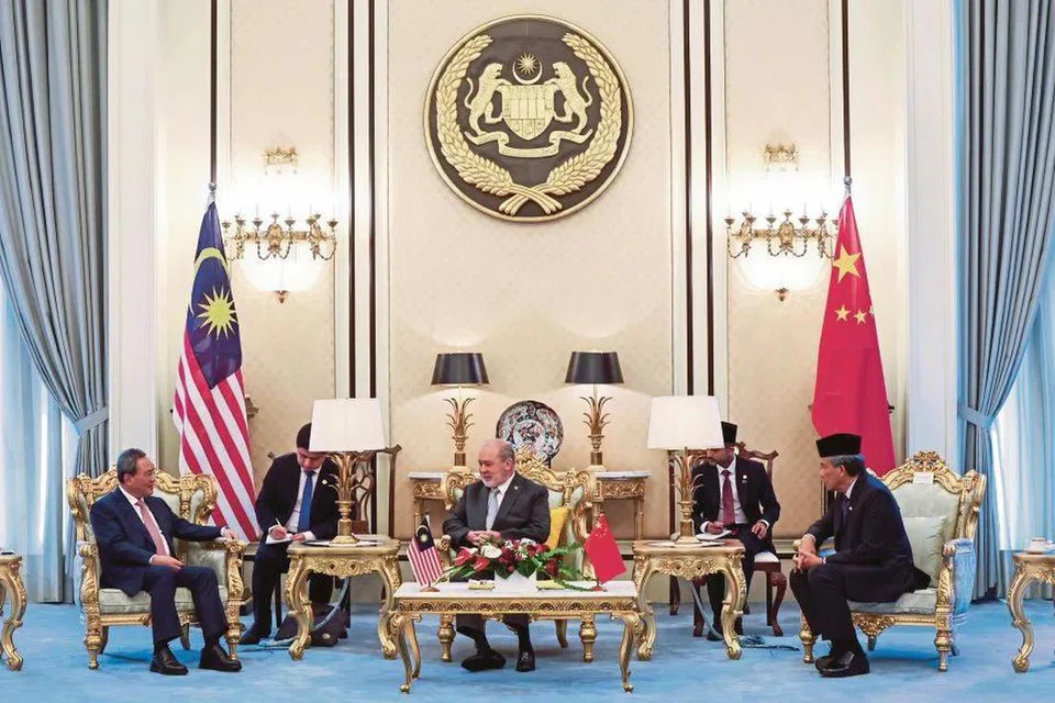 Yang di-Pertuan Agong Malaysia, Sultan Ibrahim (tengah), menerima kunjungan Perdana Menteri China, Encik Li Qiang (kiri sekali), di Istana Negara, Kuala Lumpur, pada 19 Jun, sempena lawatan rasmi pemimpin itu ke Malaysia selama tiga hari bermula 18 Jun.