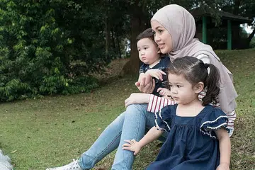 PAPARAN KECERIAAN: Pelakon Norhafizah Nizammuddin atau Fizah Nizam, tidak merasakan dirinya tertekan segala gerak-gerinya dan anak-anaknya diketahui masyarakat umum. - Foto ihsan FIZAH NIZAM 