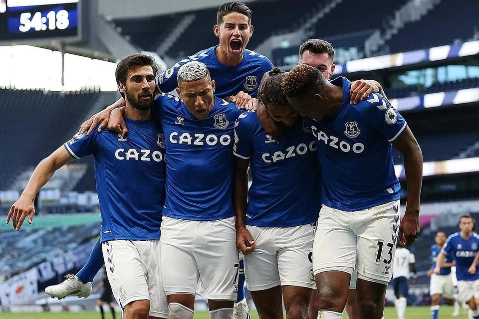 GOL KEMENANGAN: Pemain Everton, Dominic Calvert-Lewin (tengah) meraikan kejayaan bersama rakan sepasukan selepas menjaringkan gol pada aksi bertemu Tottenham dalam saingan EPL di Stadium Tottenham Hotspur. - Foto EPA-EFE