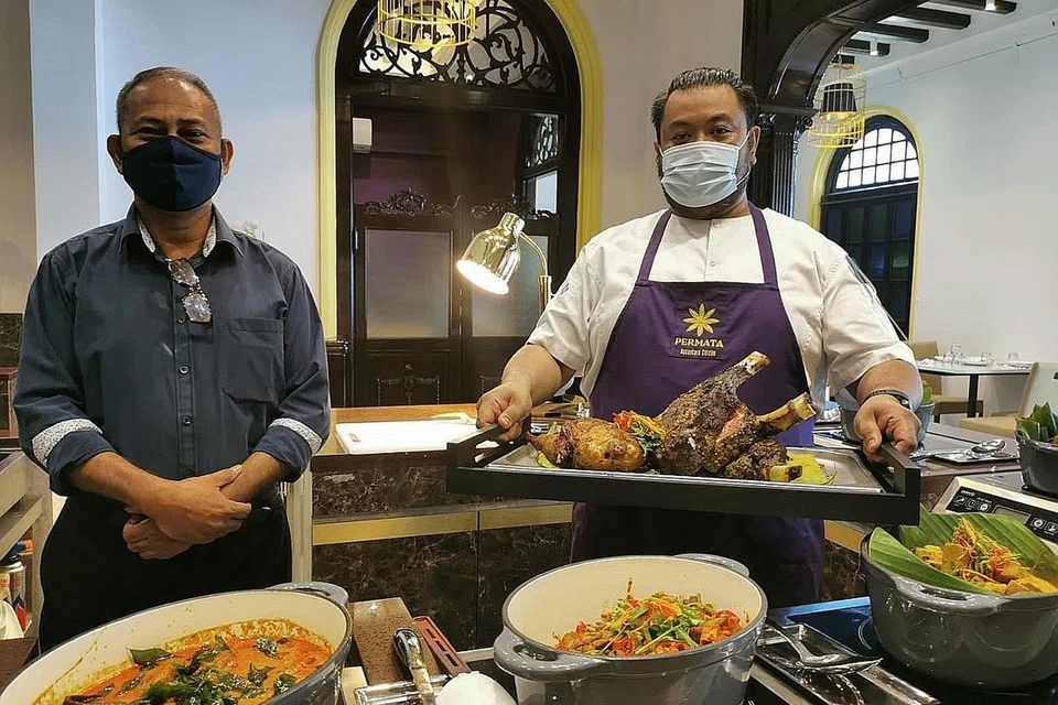HIDANGAN NUSANTARA: Encik Fajar (kiri) bersama cef eksekutif di Restoran Permata, Encik Firdauz Nasir sedang bersiap sedia bagi pelancarannya Jumaat ini. - Foto PERMATA