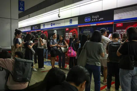 Pengendali pengangkutan awam SMRT semakin menggunakan teknologi canggih seperti AI dan automasi untuk menyokong operasi dan penyelenggaraan, kata ketua kumpulan kejuruteraan, Encik Ang Hang Guan.