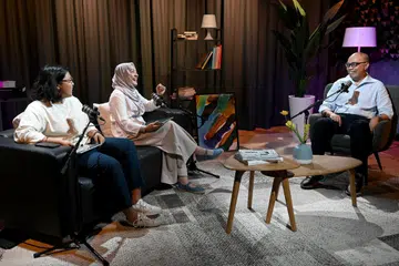 Bapa atlet lawan pedang Singapura, Kiria Tikanah, Encik Abdul Rahman Ahmad (kanan), bersama penerbit dan penyampai podcast Berita Harian, ‘NoTapis’, Cik Natasha Mustafa (tengah), dan wartawan, Cik Zulaiqah Abdul Rahim, mengupas cabaran membesarkan seorang atlet.