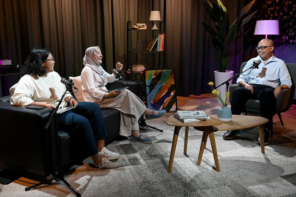 Bapa atlet lawan pedang Singapura, Kiria Tikanah, Encik Abdul Rahman Ahmad (kanan), bersama penerbit dan penyampai podcast Berita Harian, ‘NoTapis’, Cik Natasha Mustafa (tengah), dan wartawan, Cik Zulaiqah Abdul Rahim, mengupas cabaran membesarkan seorang atlet.