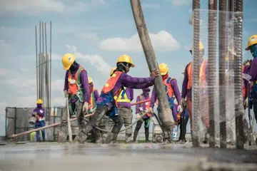 CARI REZEKI: Sektor pembinaan di Malaysia antara yang paling tinggi menggunakan tenaga kerja asing.
