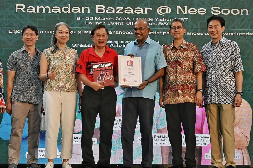Menteri Ehwal Dalam Negeri merangkap Undang-Undang, Encik K. Shanmugam (tiga dari kanan); menerima sijil pengiktirafan Buku Rekod Singapura bagi pulut panggang sepanjang 9.2 meter daripada pengasas Buku Rekod Singapura, Encik Ong Eng Huat (tiga dari kiri), bersama Anggota GRC Nee Soon lain pada 8 Mac 2025. 