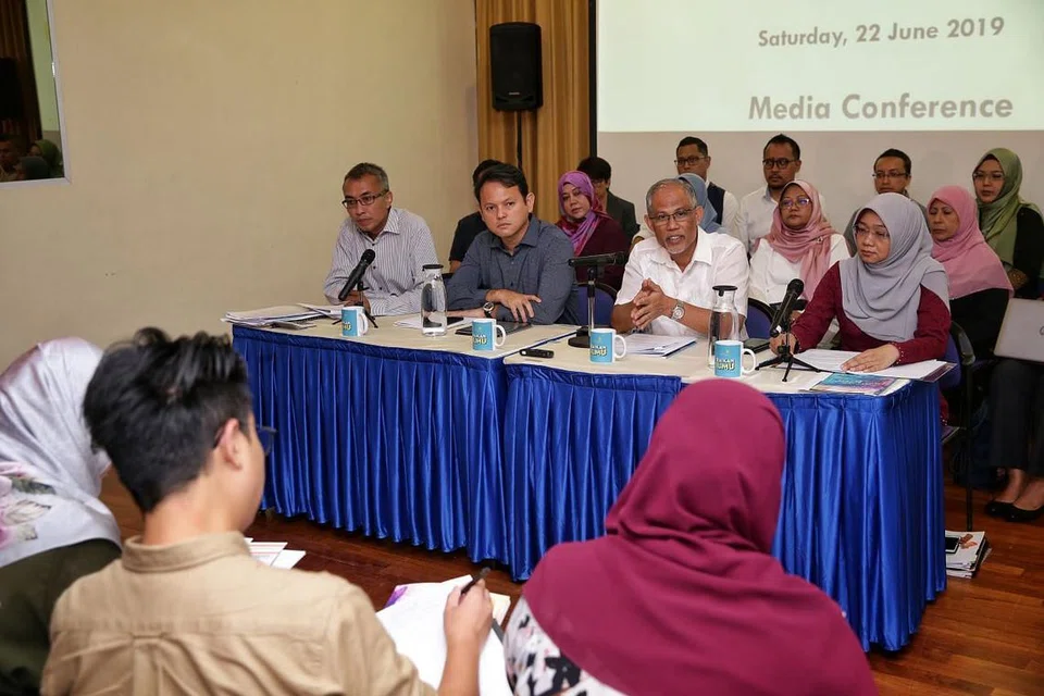 Pengerusi Mendaki Encik Masagos Zulkifli Masagos Mohamad (duduk, dua dari kanan), yang juga Menteri Bertanggungjawab bagi Ehwal Masyarakat Islam menjawab soalan wartawan di sidang media pada 22 Jun. 