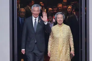 GALAK UNTUK DAFTAR: Perdana Menteri, Encik Lee Hsien Loong, dan isteri, Cik Ho Ching, sudah mendaftar bagi skim SG Lebih Sihat.