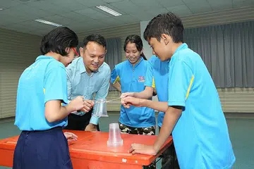 UMUM PERUBAHAN: Encik Zaqy bersama pelajar Skim Tuisyen Mendaki (MTS). Beliau umum MTS akan ikuti struktur Pengumpulan Berdasarkan Subjek (SBB). - Foto MENDAKI