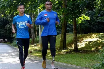 GIGIH BUAT PERSIAPAN: Dua penggemar maraton, Md Shariff Abdullah atau lebih dikenali dengan panggilan Singapore Blade Runner (kanan) dan Rukhaizat Rapsan, giat mempertingkatkan latihan sebelum menyertai perlumbaan Maraton Boston pada 20 April ini. - Foto TUKIMAN WARJI