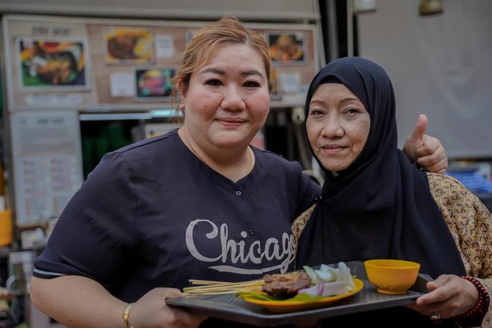 HIDANGAN RENCAM: Semua hidangan yang disajikan di warungnya diusahakan dengan rapi oleh Faridah (kanan) bersama rakan kongsinya yang ingin dikenali sebagai Sheila.