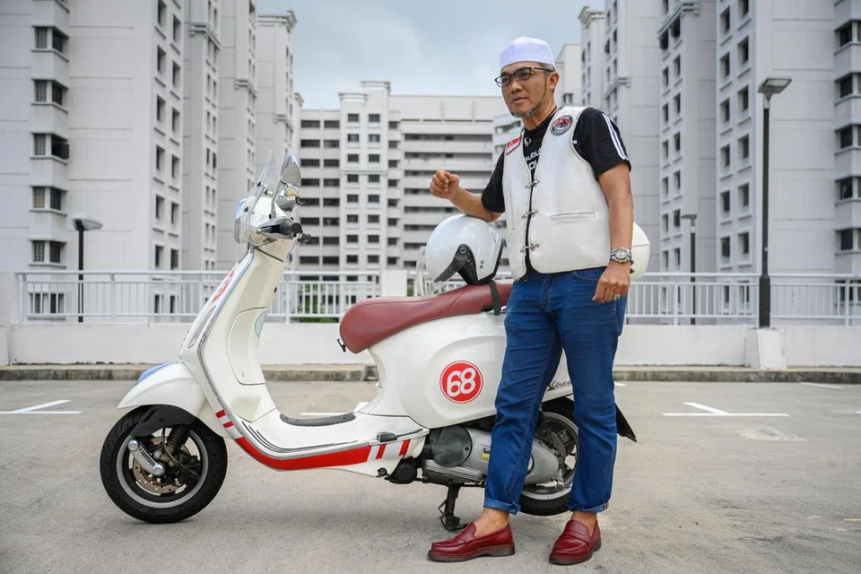 Encik Ramle Ismail bersama skuter Vespa yang dimiliki sejak 2016. Beliau sering menggunakan skuternya itu untuk melakukan kerja amal, termasuk bagi pengagihan daging korban. 