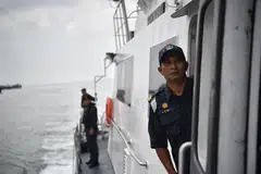 KAYAK DITEMUI: Kayak hijau milik dua pendayung Singapura yang hilang sejak Khamis lalu telah dijumpai di pantai Kuantan. Pasukan Mencari dan Menyelamat (SAR) Malaysia dimaklumkan mengenai kayak itu oleh seorang nelayan pada 12.30 petang hari ini (13 Ogos). Foto ST OLEH ARIFFIN JAMAR. 